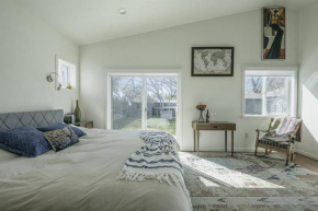 Studio with Style-Walk to town, Bike to Wineries